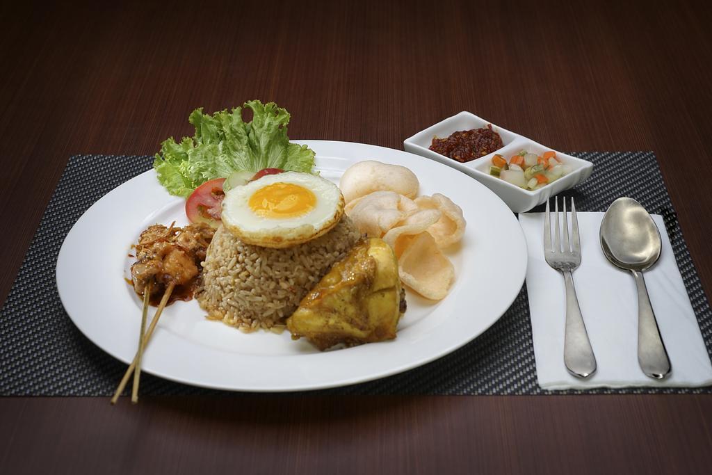 Cavinton Hotel Malioboro Yogyakarta By Tritama Hospitality Buitenkant foto