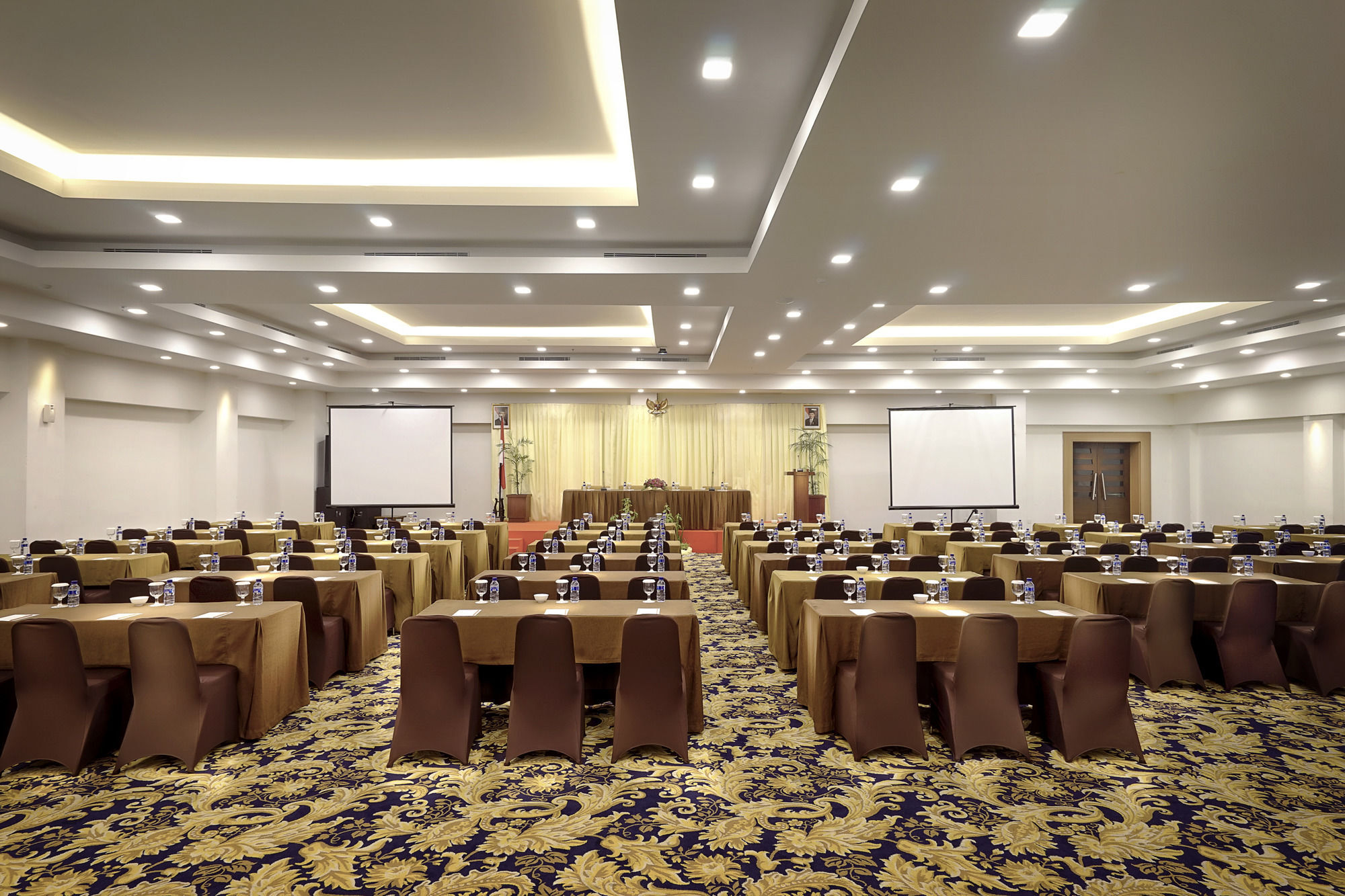 Cavinton Hotel Malioboro Yogyakarta By Tritama Hospitality Buitenkant foto